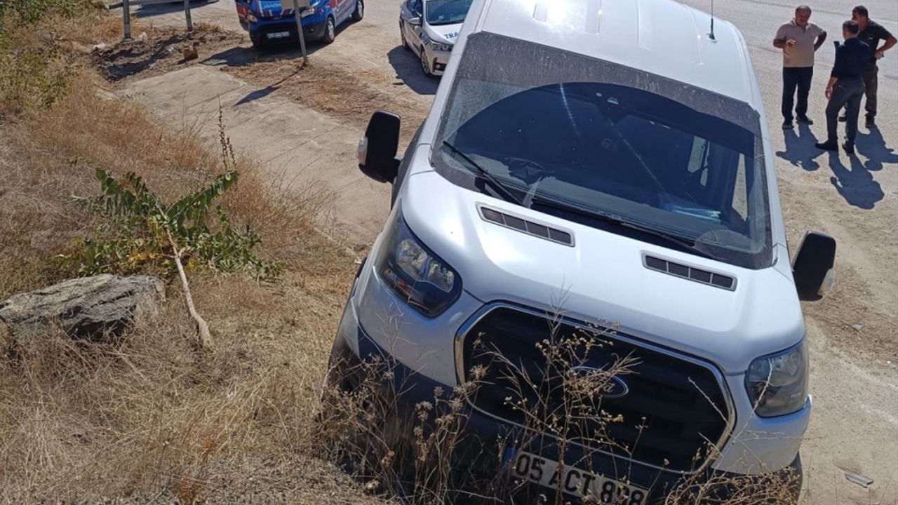 Amasya'da minibüs ile otomobilin çarpıştığı kazada 5 kişi yaralandı