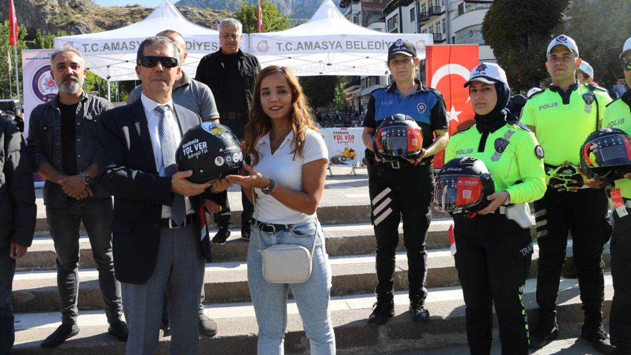 Amasya’da polisler ceza yazmak yerine kask hediye ettiler