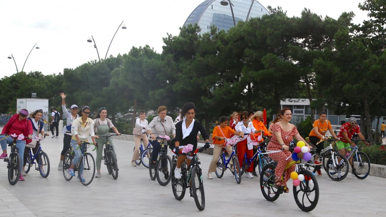 Bakü'de "Süslü Kadınlar Bisiklet Turu" düzenlendi