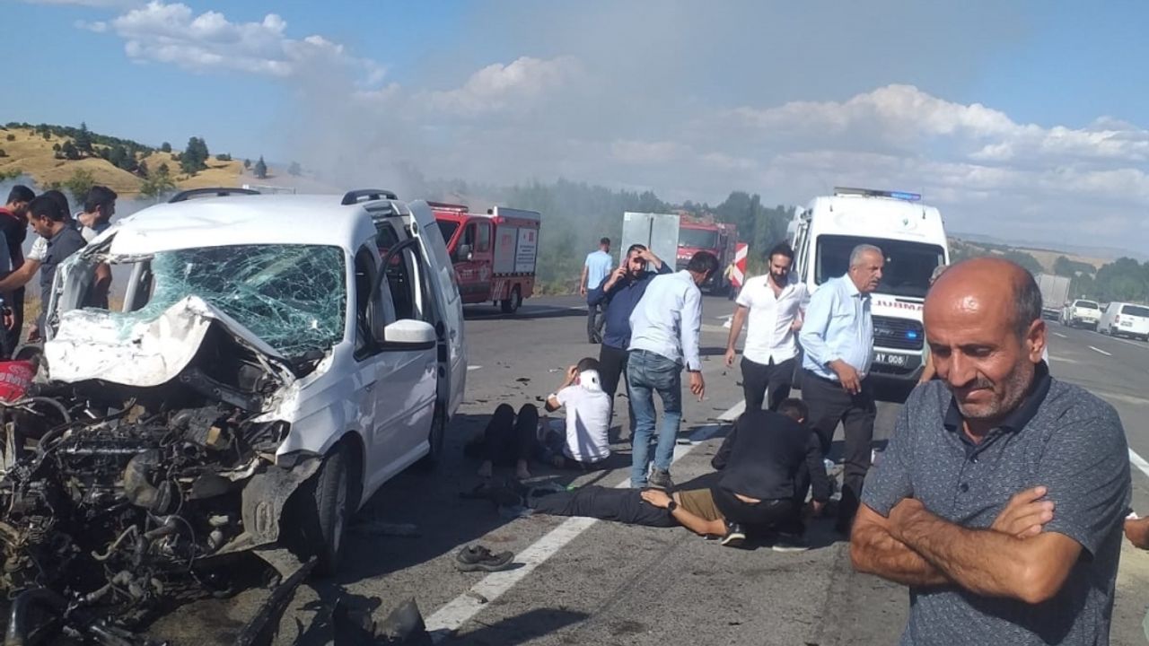 Bingöl'de vinç ile hafif ticari aracın çarpıştığı kazada 8 kişi yaralandı