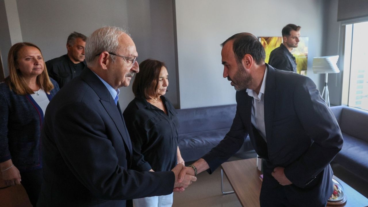 CHP Genel Başkanı Kılıçdaroğlu, hastanede tedavi gören Emine Şenyaşar'ı ziyaret etti