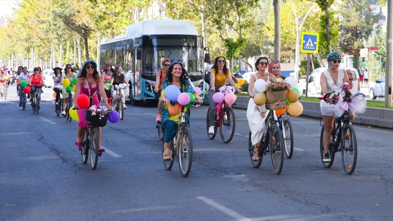 Diyarbakır'da "Süslü Kadınlar Bisiklet Turu"