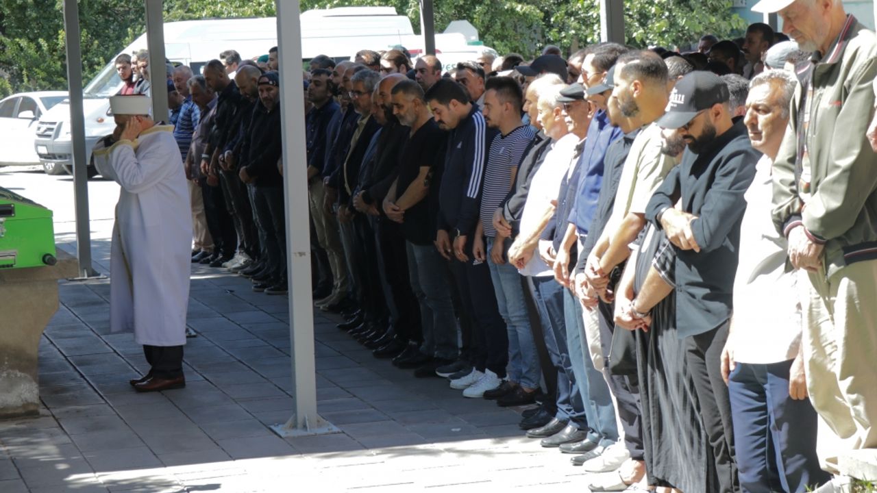 Fransa'da polis aracının karıştığı olayda yaralanıp hayatını kaybeden gencin cenazesi, Kayseri'de defnedildi