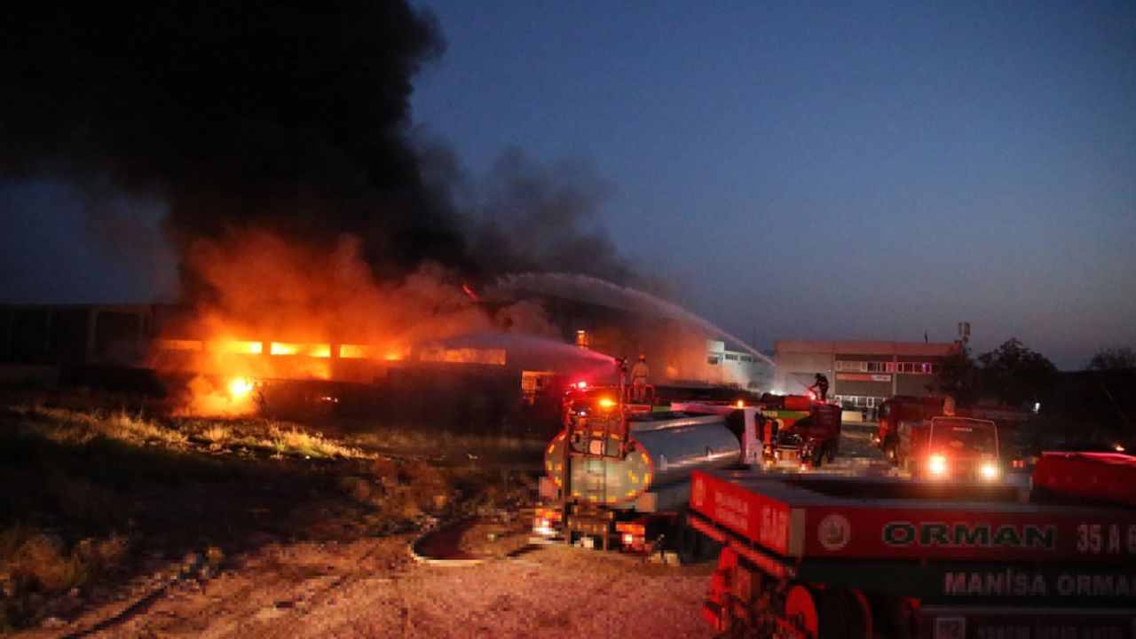 GÜNCELLEME - Manisa'da geri dönüşüm fabrikasında çıkan yangın kontrol altına alındı