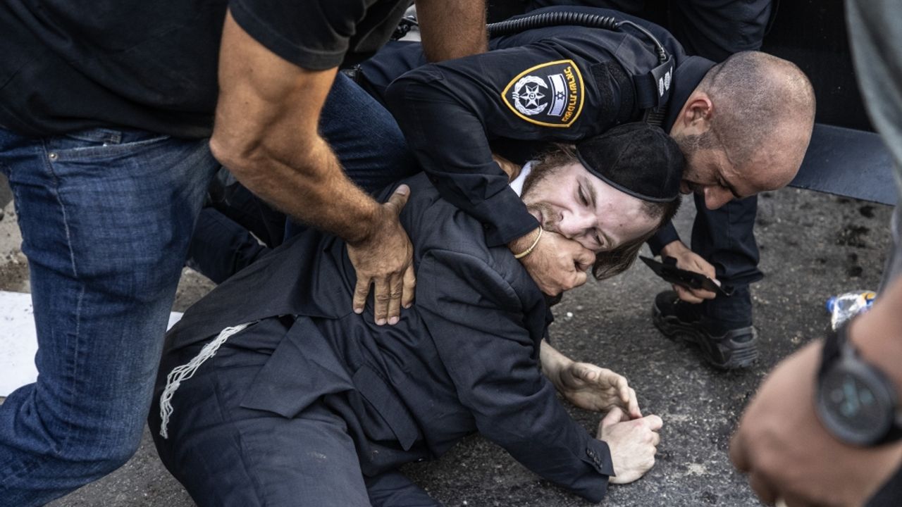 İsrail polisi, askerlik protestosunda yol kapatan Ultra Ortodoks Yahudilere müdahale etti
