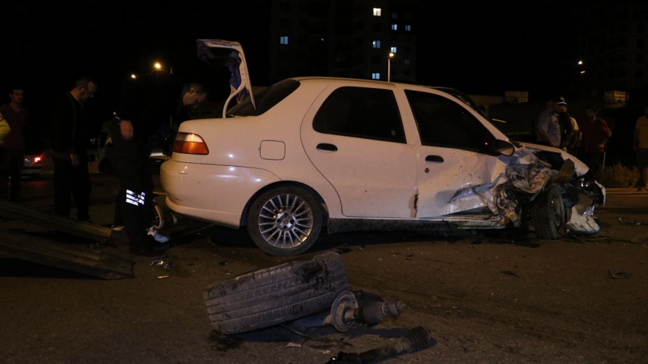 Kastamonu'da iki otomobilin çarpıştığı kazada 2 kişi yaralandı
