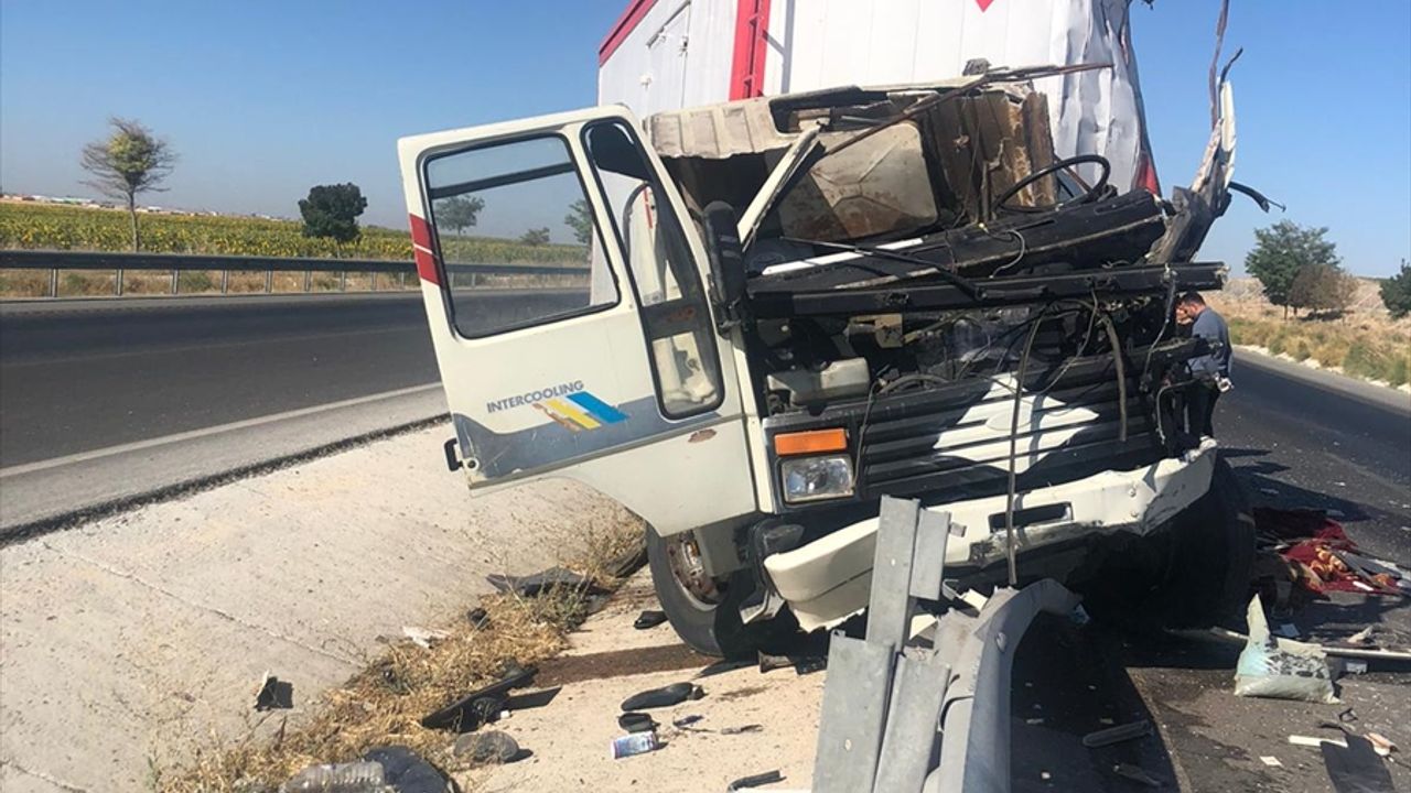 Konya'da kamyon refüje çarptı 1 kişi öldü, 1 kişi yaralandı