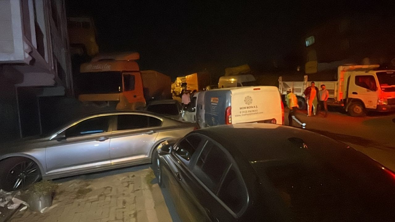 Maltepe'de yokuşta kayan kamyonun çarptığı 6 araçta hasar oluştu