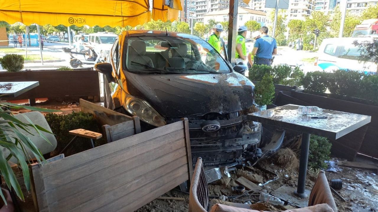 Manisa'da otomobilin kafeye girmesi sonucu 2 kişi yaralandı