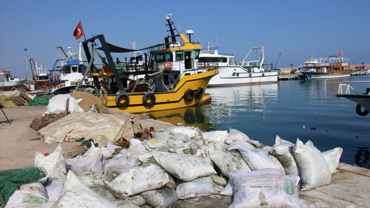 Mersin'de balıkçıların ağına pirinç çuvalları takıldı