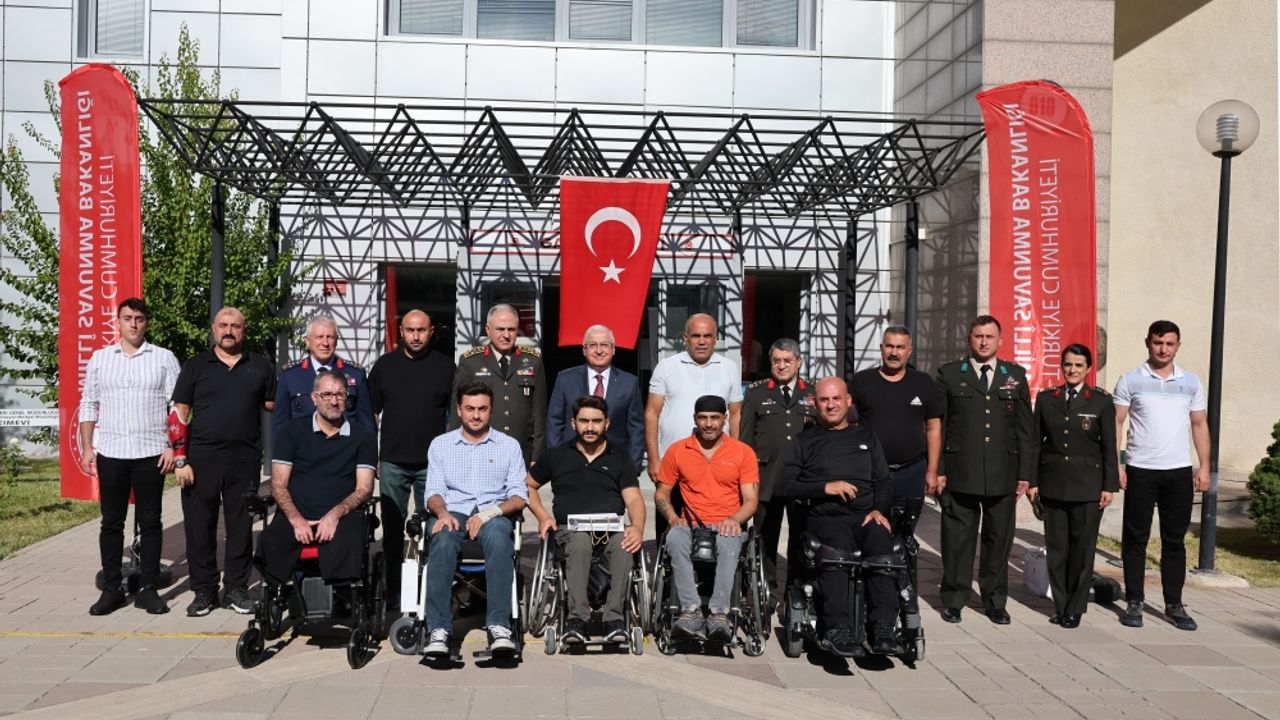 Milli Savunma Bakanı Güler, tedavileri süren gazileri ziyaret etti