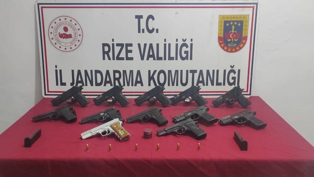Rize'de 12 ruhsatsız tabancayı satmaya çalışan 2 şüpheli yakalandı