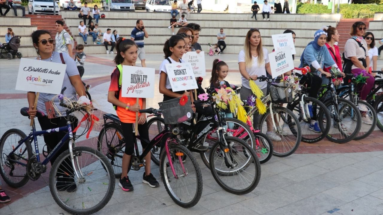 Safranbolu'da renkli kıyafet giyen kadınlar süsledikleri bisikletleriyle tur attı