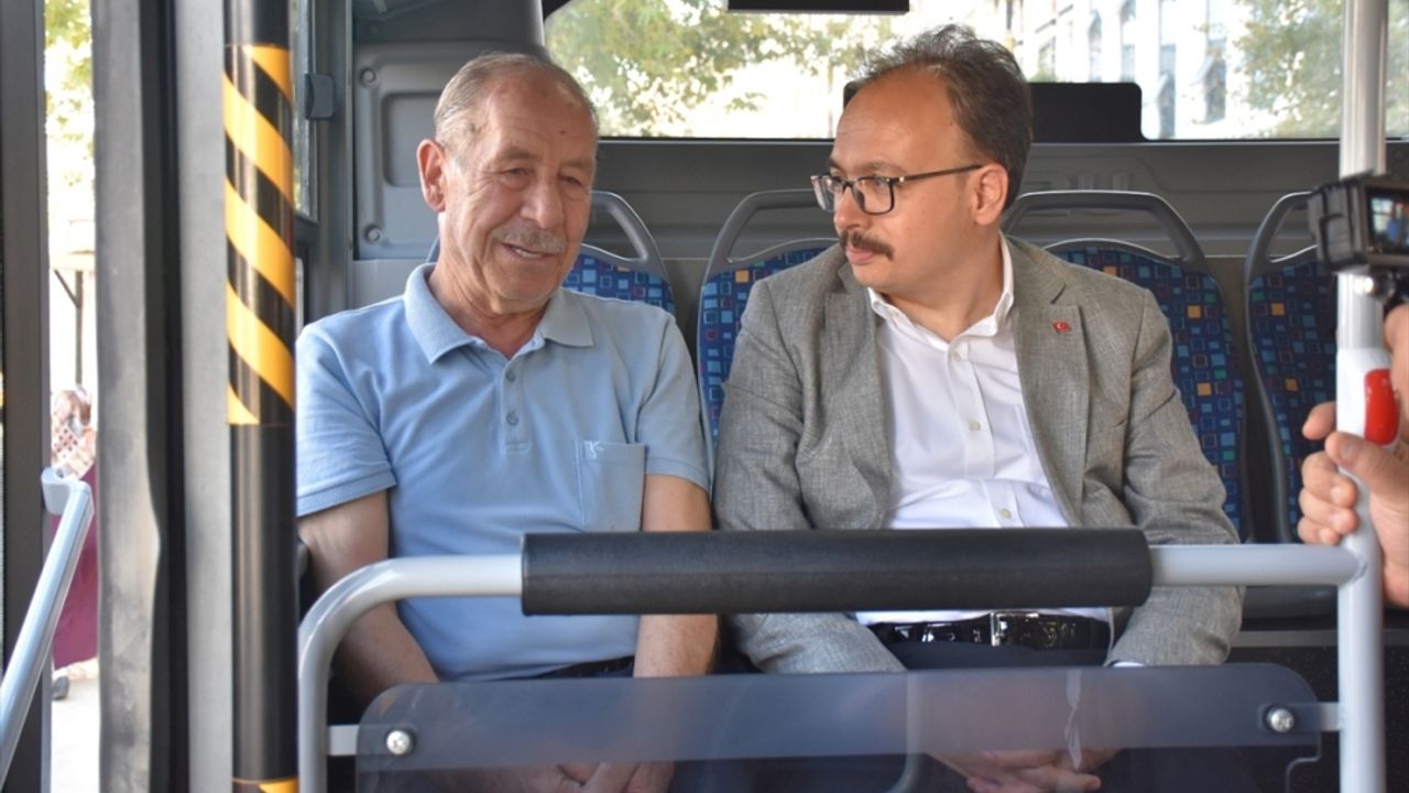 Siirt Valisi Kızılkaya, halk otobüsünde kentin sorunlarını dinledi