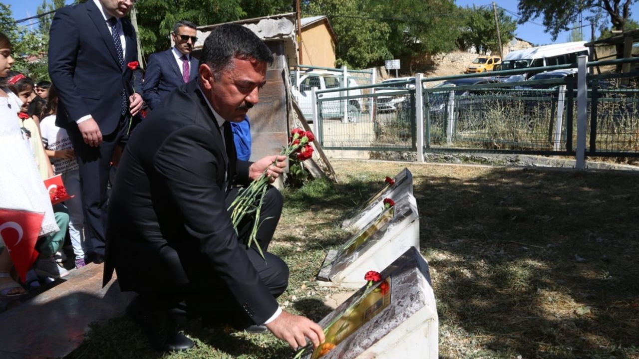 Tunceli'de terör örgütü PKK tarafından şehit edilen 6 öğretmen anıldı