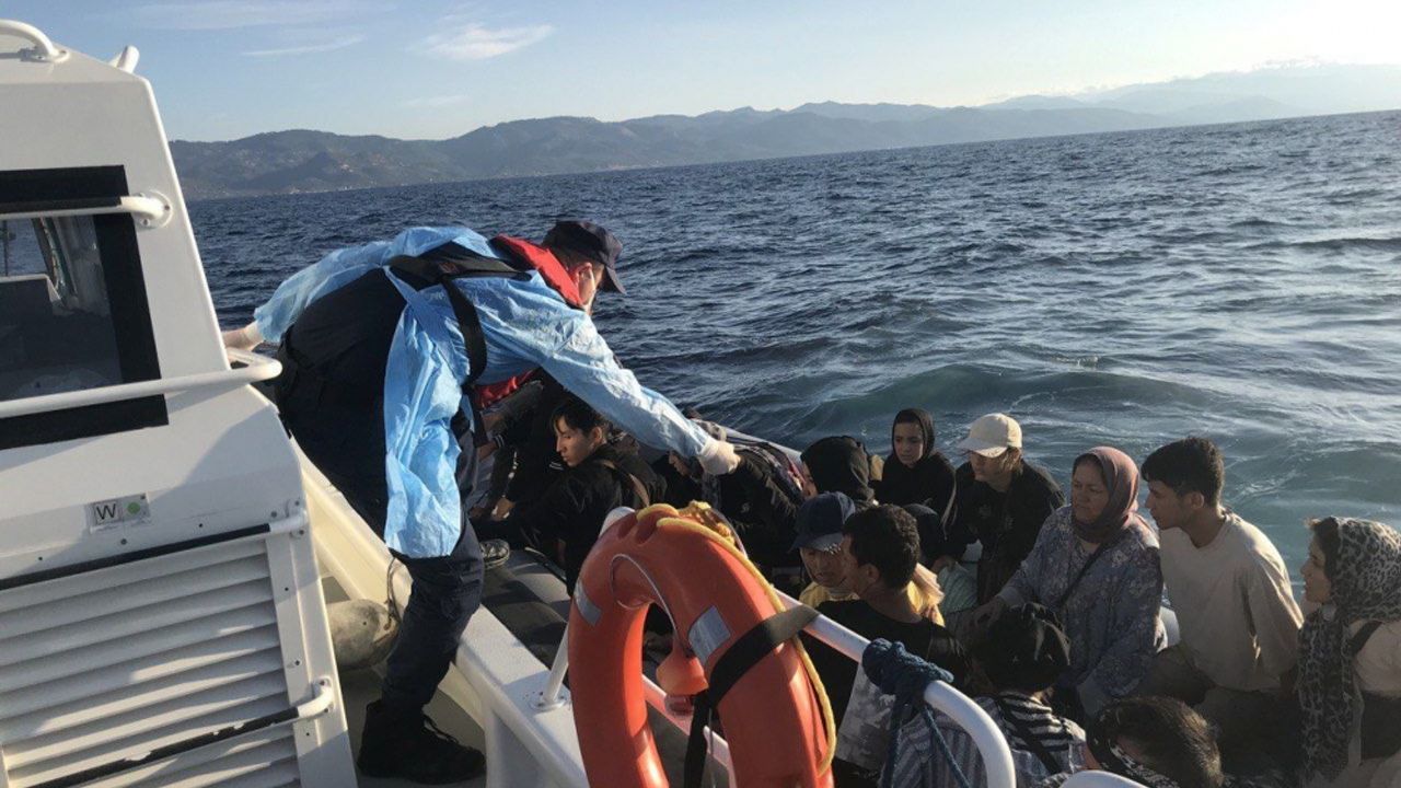 Ayvalık açıklarında 42 düzensiz göçmen kurtarıldı