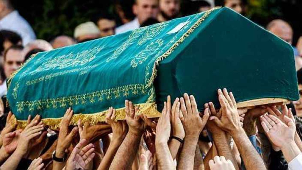 Kocaeli'deki trafik kazasında ölen kadın ve bebeğinin cenazeleri defnedildi