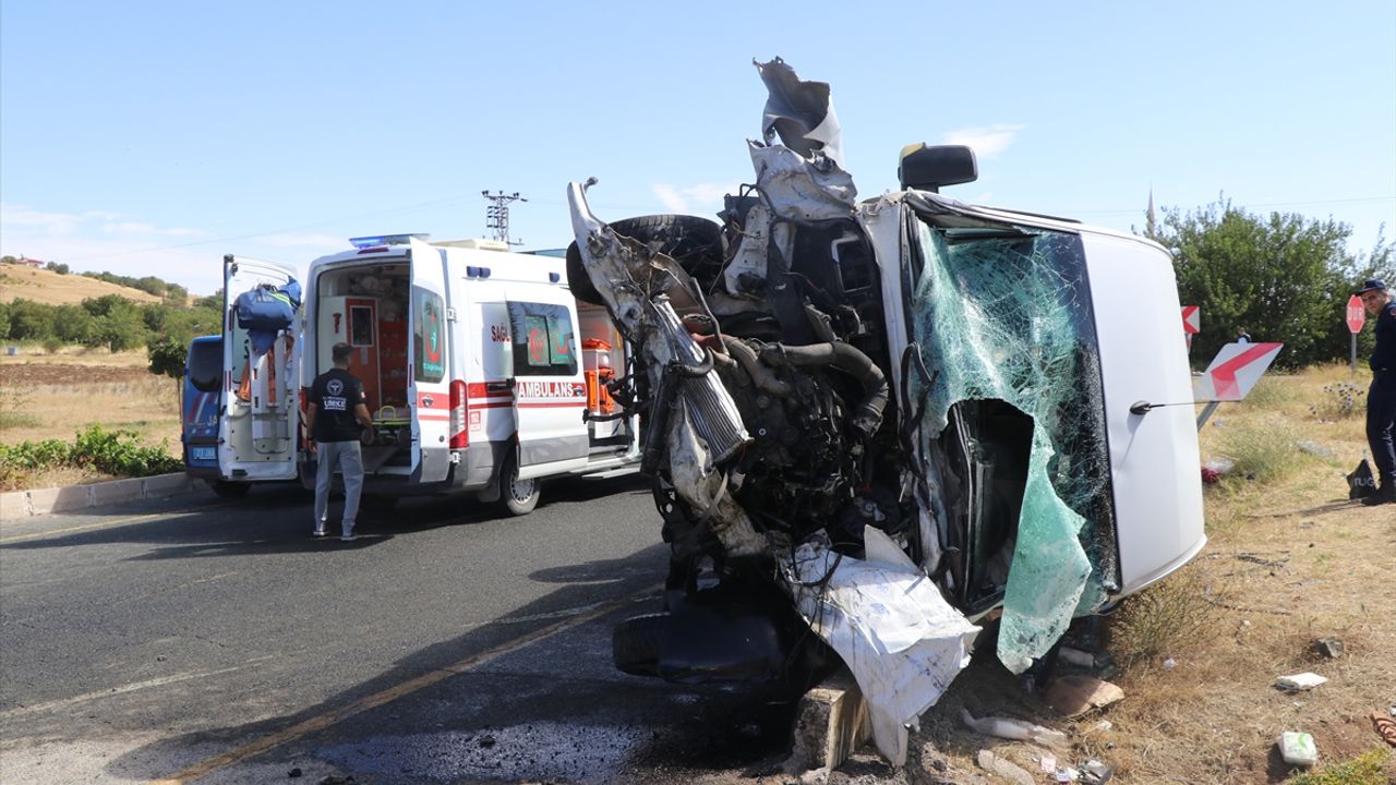 ELAZIĞ - Yolcu otobüsü ile minibüsün çarpıştığı kazada 18 kişi yaralandı