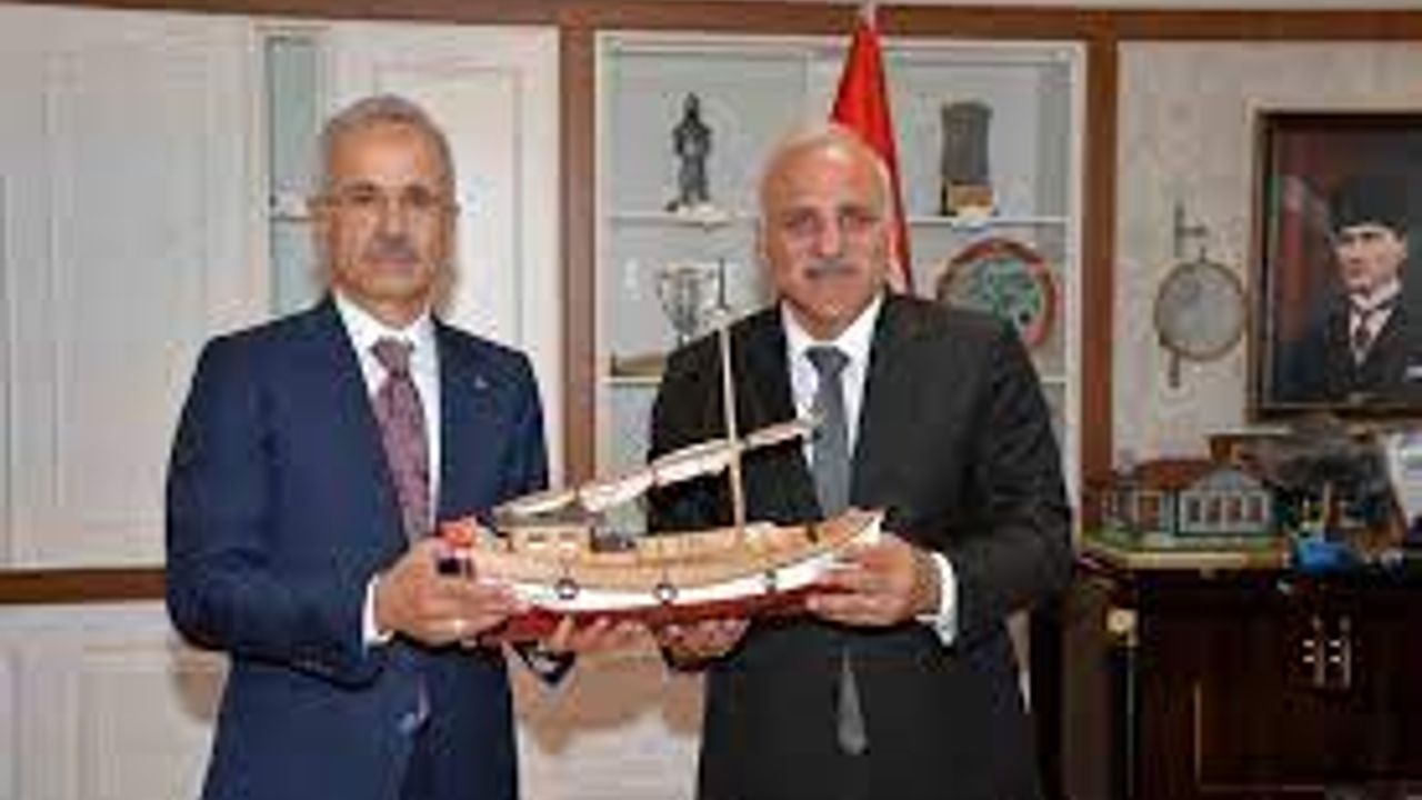 Ulaştırma ve Altyapı Bakanı Uraloğlu, Trabzon'da ziyaretlerde bulundu