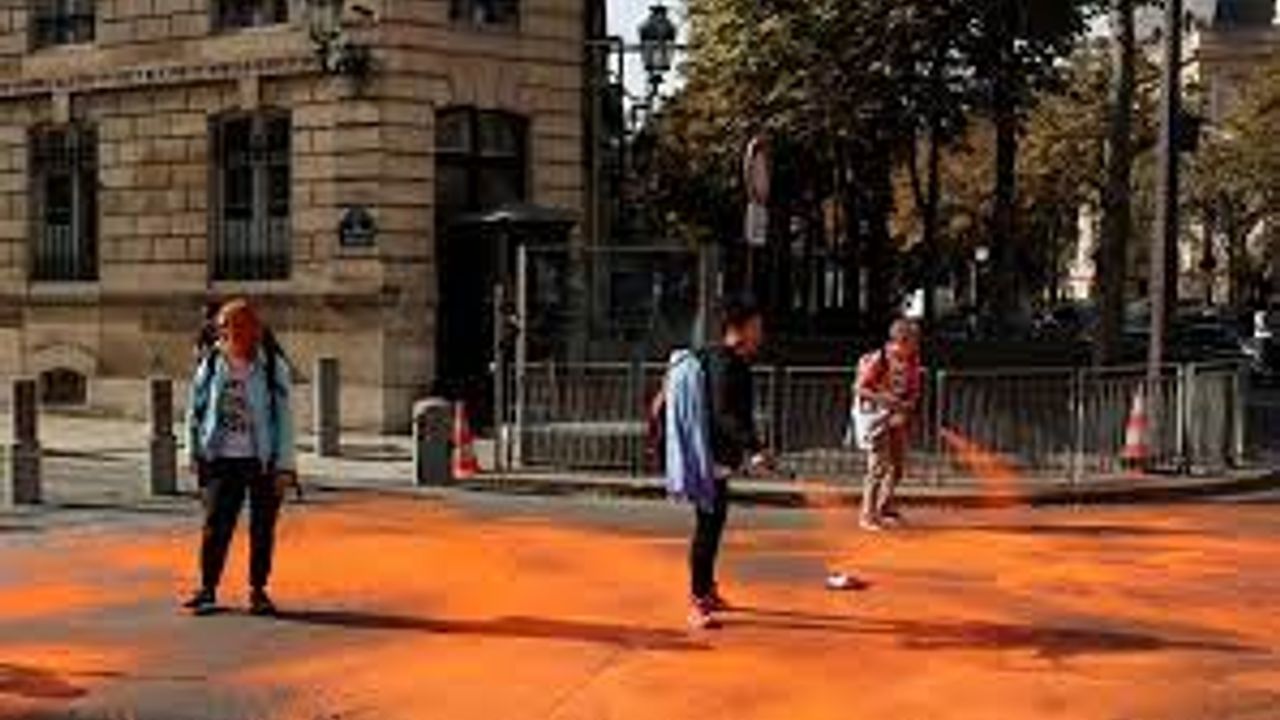 Paris'te iklim aktivistleri, Elysee Sarayı yakınındaki meydanı spreyle turuncuya boyadı