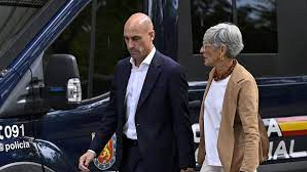 İspanya'da Rubiales'in futbolcu Hermoso'ya yakınlaşması ve iletişim kurması yasaklandı