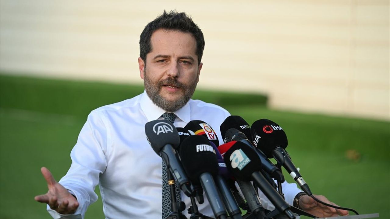 İSTANBUL - Galatasaray Sportif AŞ Başkan Vekili Erden Timur, transfer çalışmalarını anlattı (1)