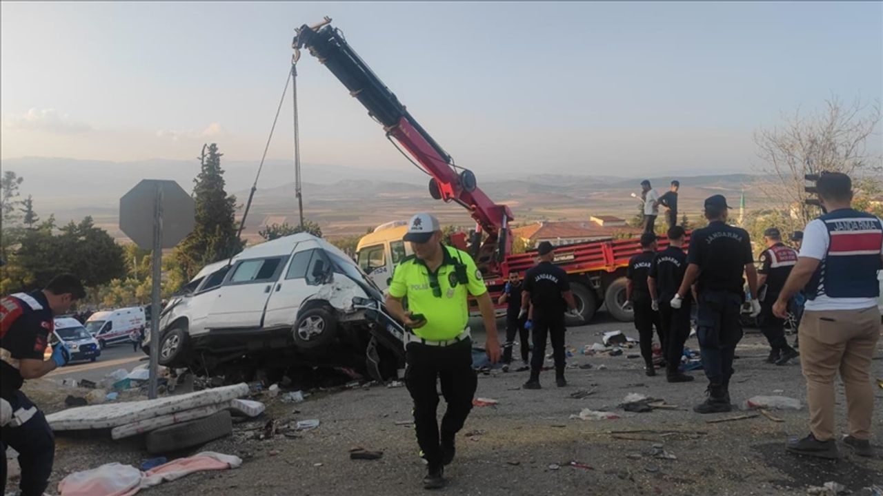 Diyarbakır'da otomobilin çarptığı motosikletteki 2 polis yaralandı