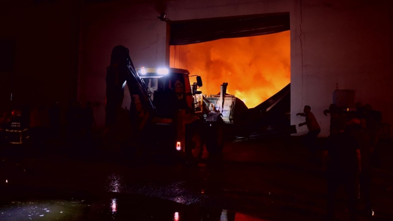 Adana'da sağlık ürünleri üretilen fabrikada çıkan yangın kontrol altına alındı