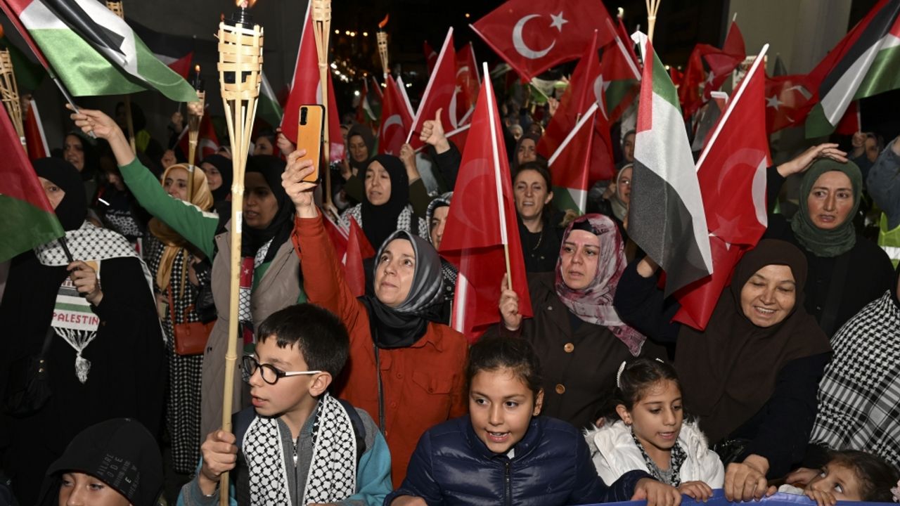 Ankara'da Gazze'de hayatını kaybeden çocuklar için yürüyüş düzenlendi