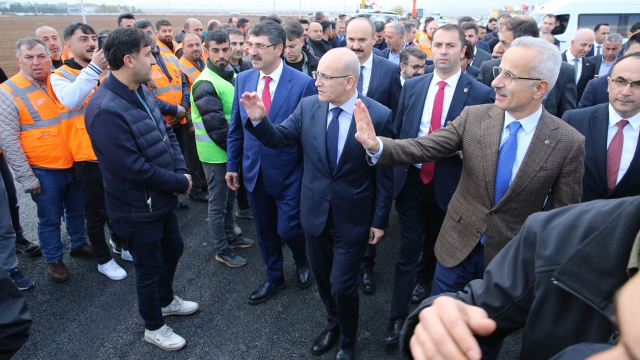 Bakanlar Şimşek ve Uraloğlu, Batman'da AK Parti İl Başkanlığı'nı ziyaret etti