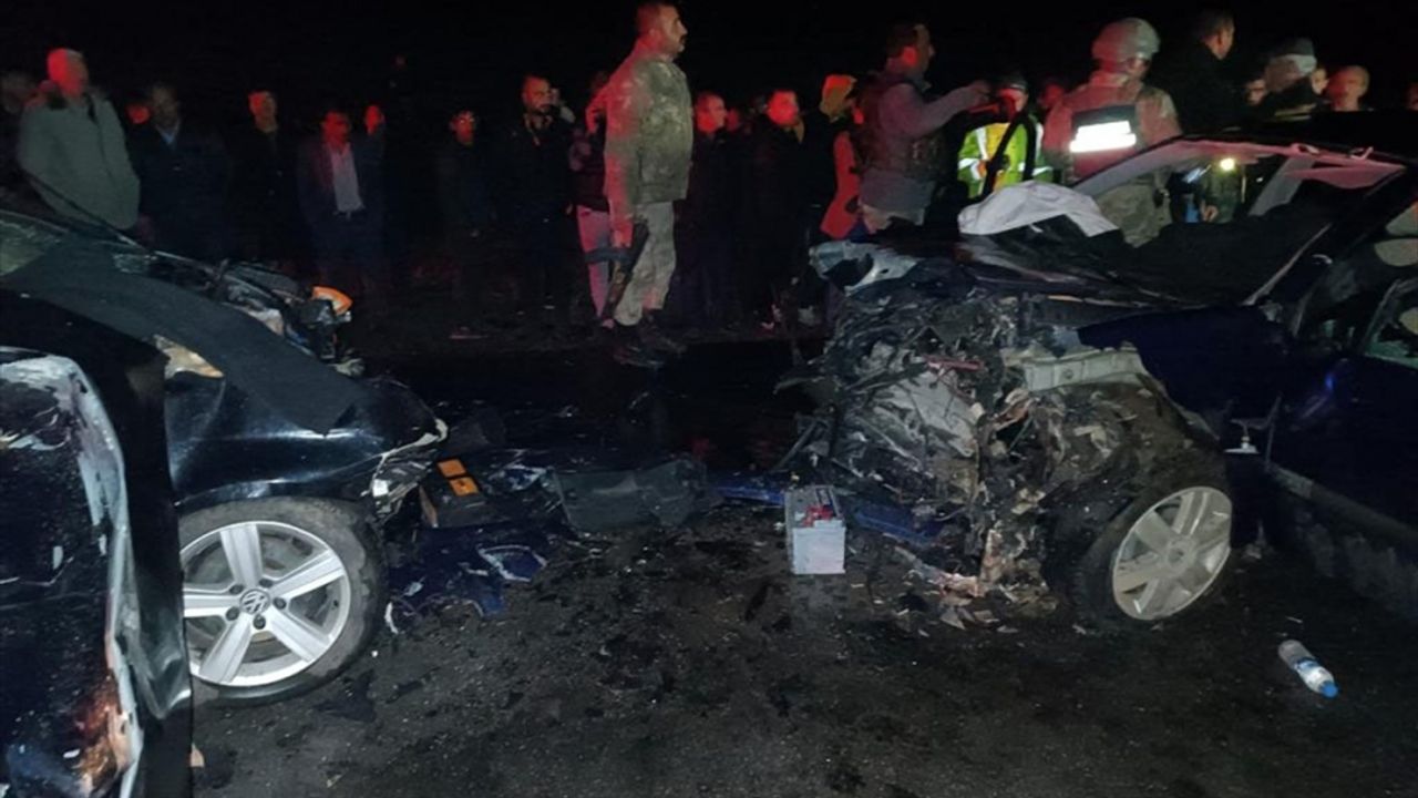 Bitlis'te iki otomobilin çarpıştığı kazada 2 kişi öldü, 3 kişi yaralandı