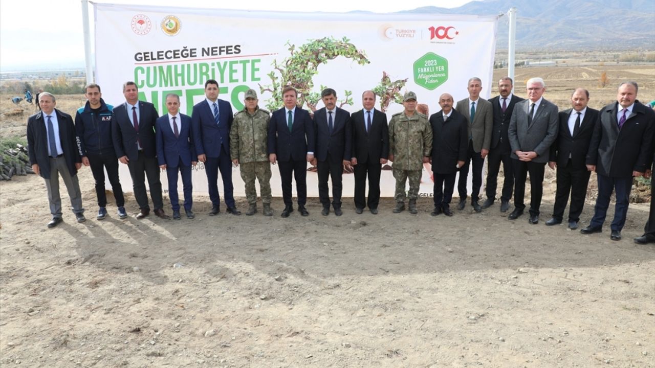Erzincan'da 80 ilden getirilen fidan ve toprakla Cumhuriyet Ormanı oluşturuldu