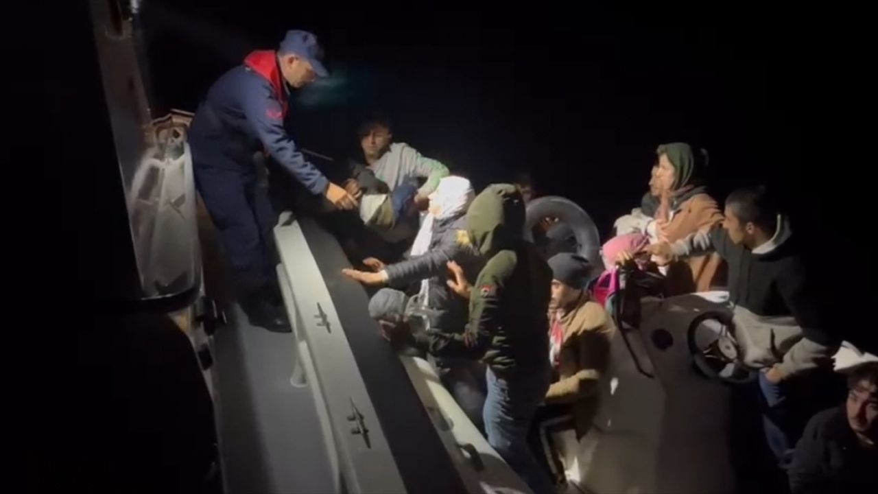 Fethiye açıklarında lastik bottaki 26 düzensiz göçmen kurtarıldı