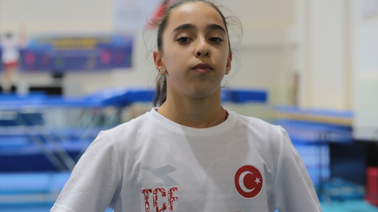 Genç milli cimnastikçiler Dünya Şampiyonası'nda altın madalya için tempo tutuyor