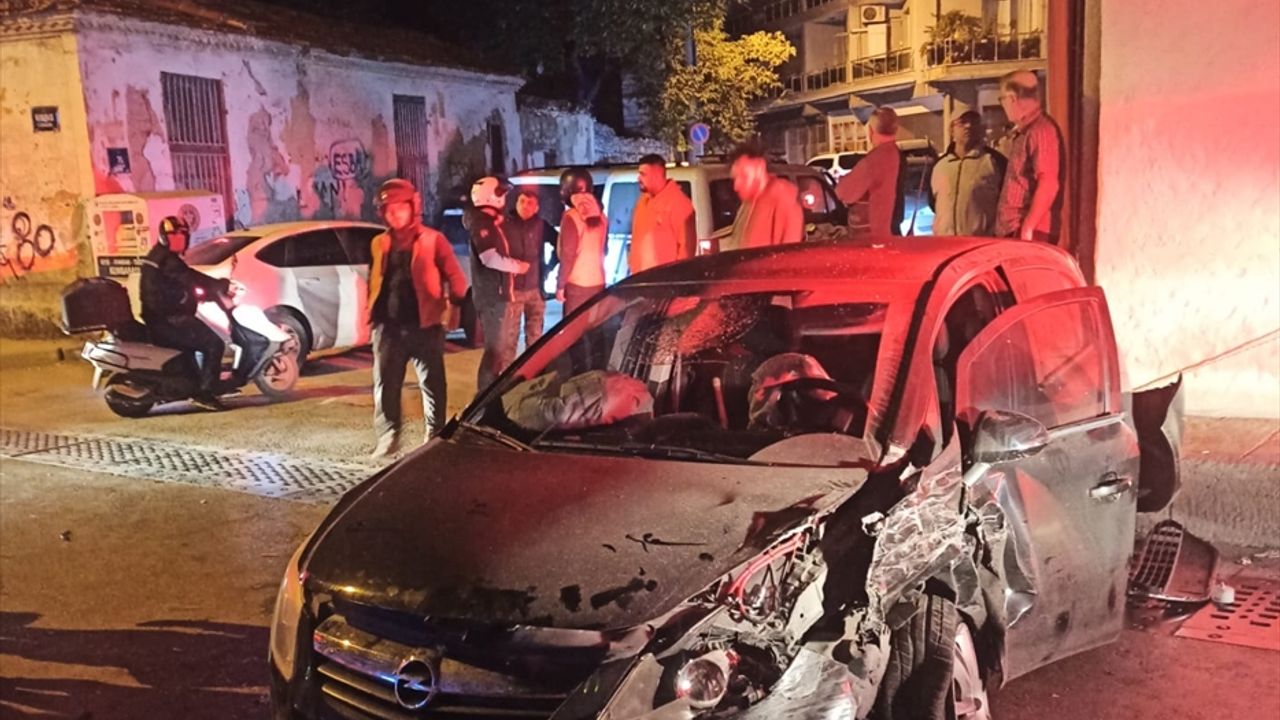 GÜNCELLEME - İzmir'de savrulan otomobilin çarptığı kadın yaralandı