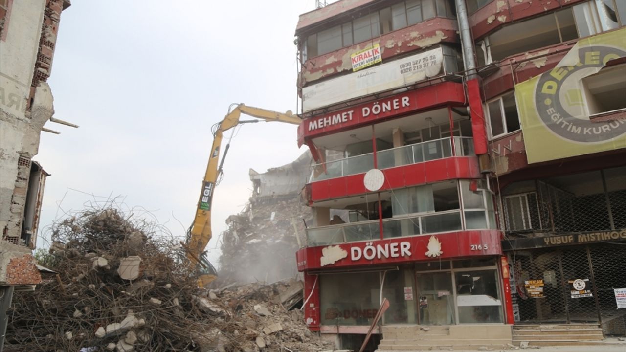 Hatay'da depremlerde ağır hasar alan 2 iş hanı kontrollü yıkıldı
