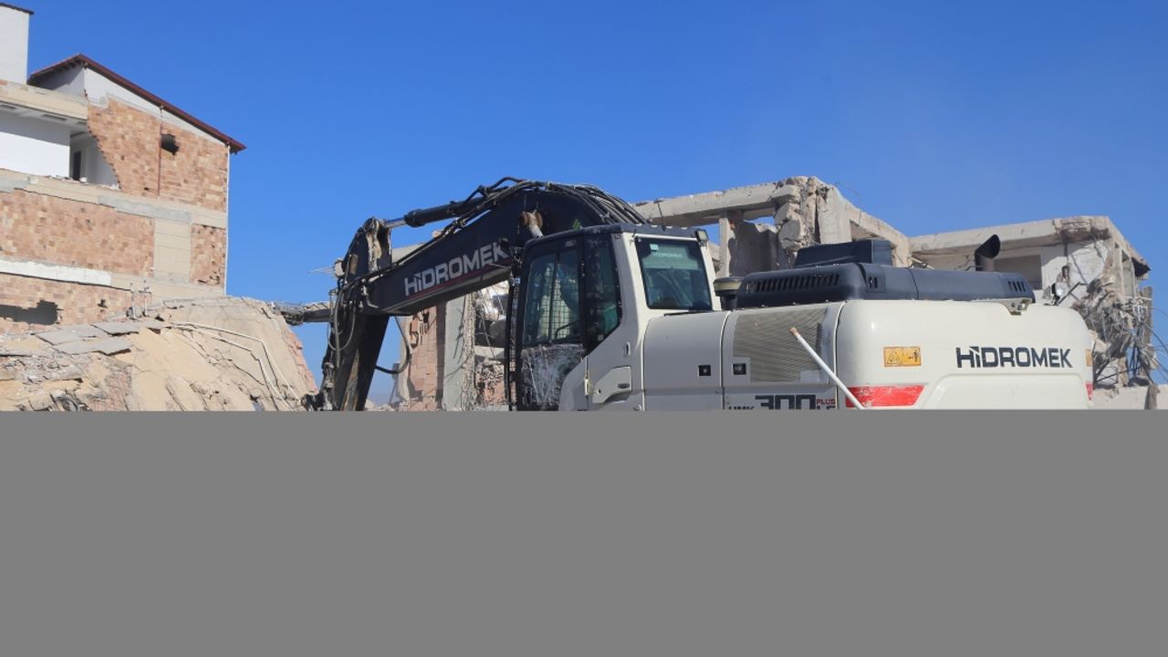 Hatay'da depremlerde ağır hasar alan 5 bina kontrollü yıkıldı