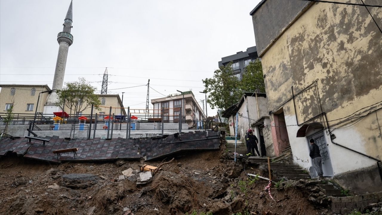 İstanbul'da yağış ve fırtına hayatı olumsuz etkiliyor