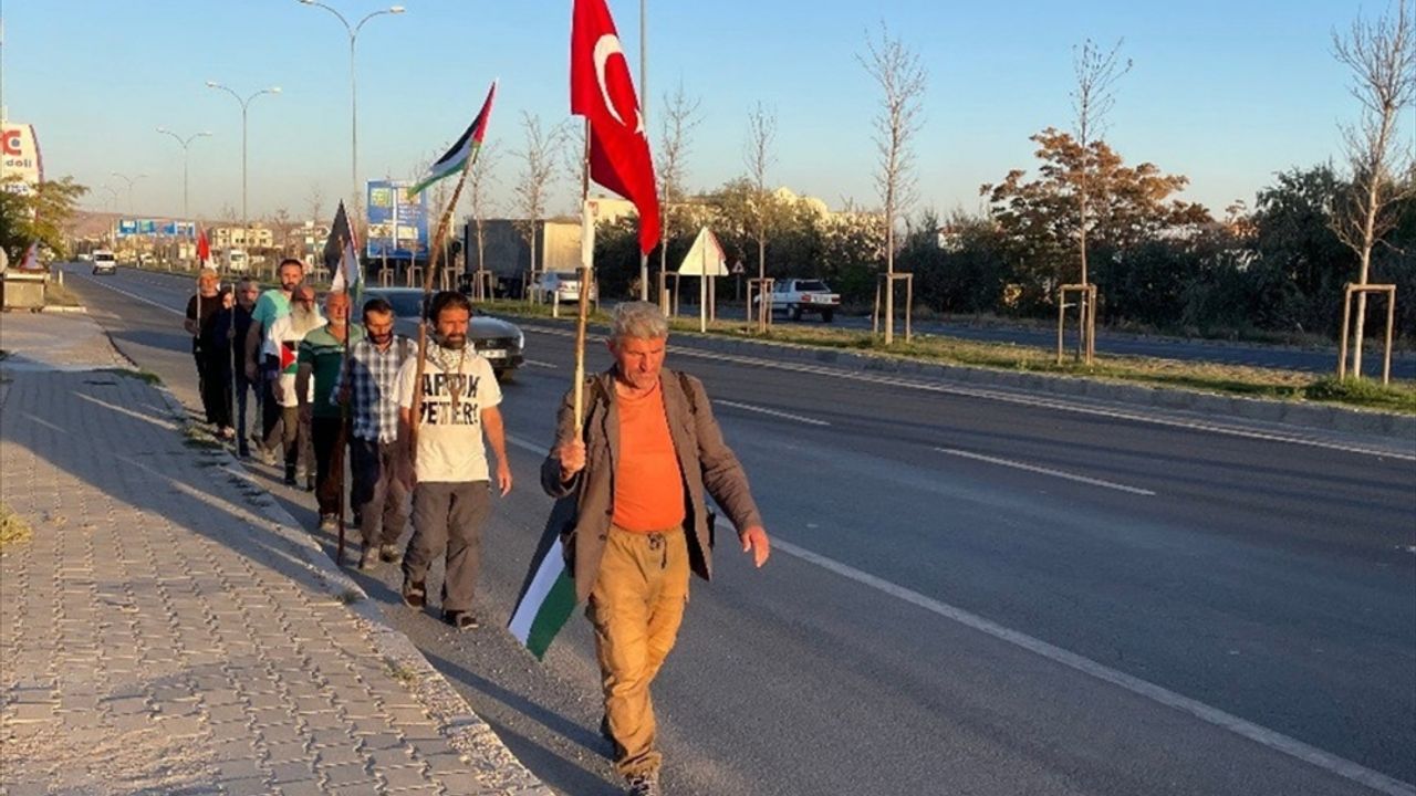 İstanbul'dan Gazze'ye yürüyüş başlatan grup Aksaray'a geldi