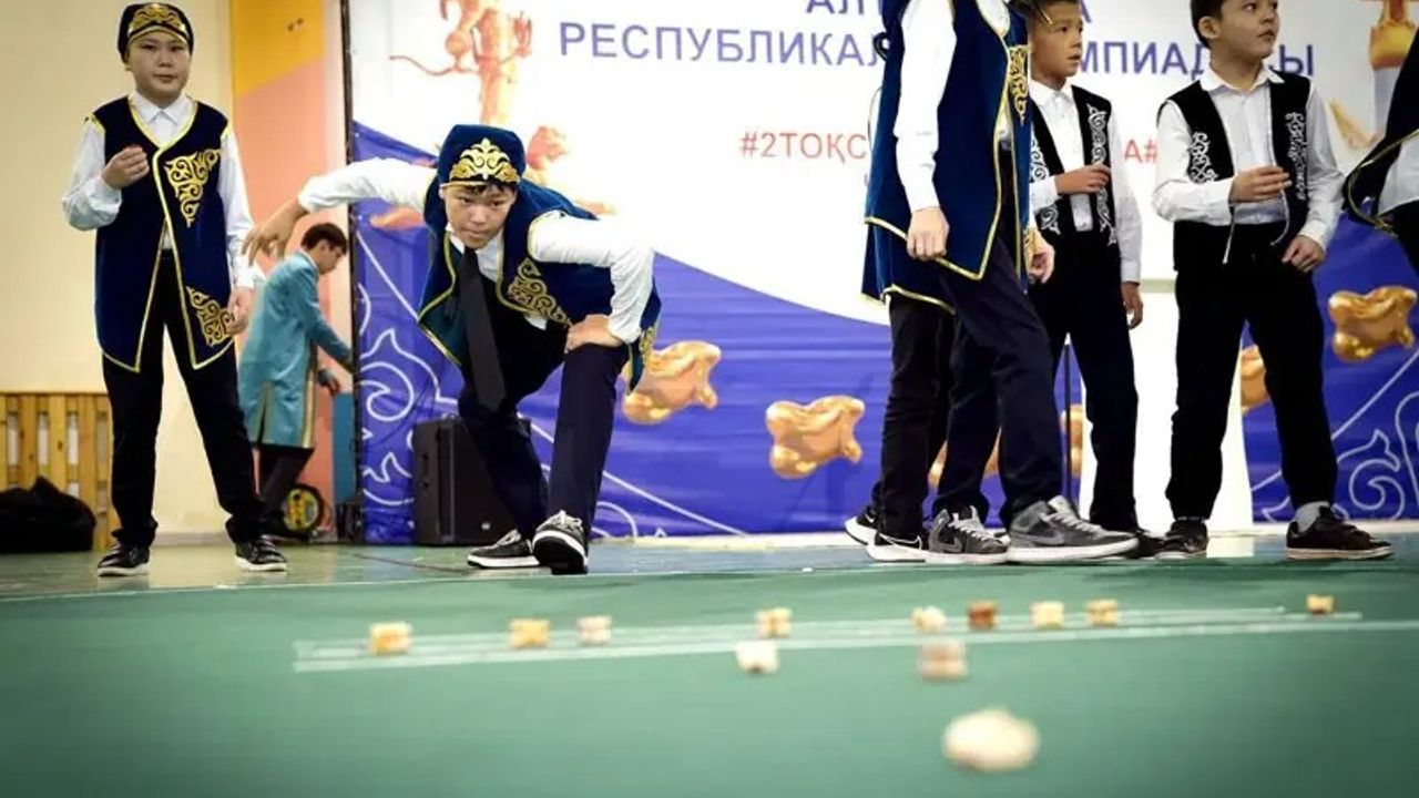 Kazakistan'da 2 milyon kişi aynı anda geleneksel "asık atu" oyununu oynadı