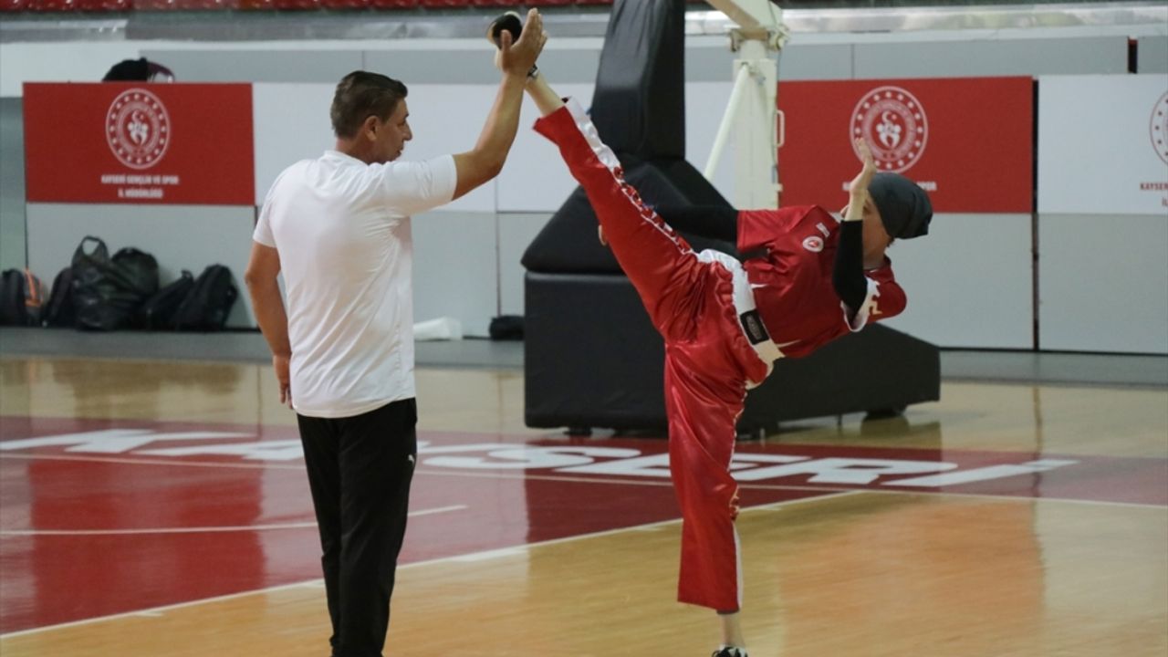 Kick boksta siyah kuşak "dan" sınavları Kayseri'de yapılıyor