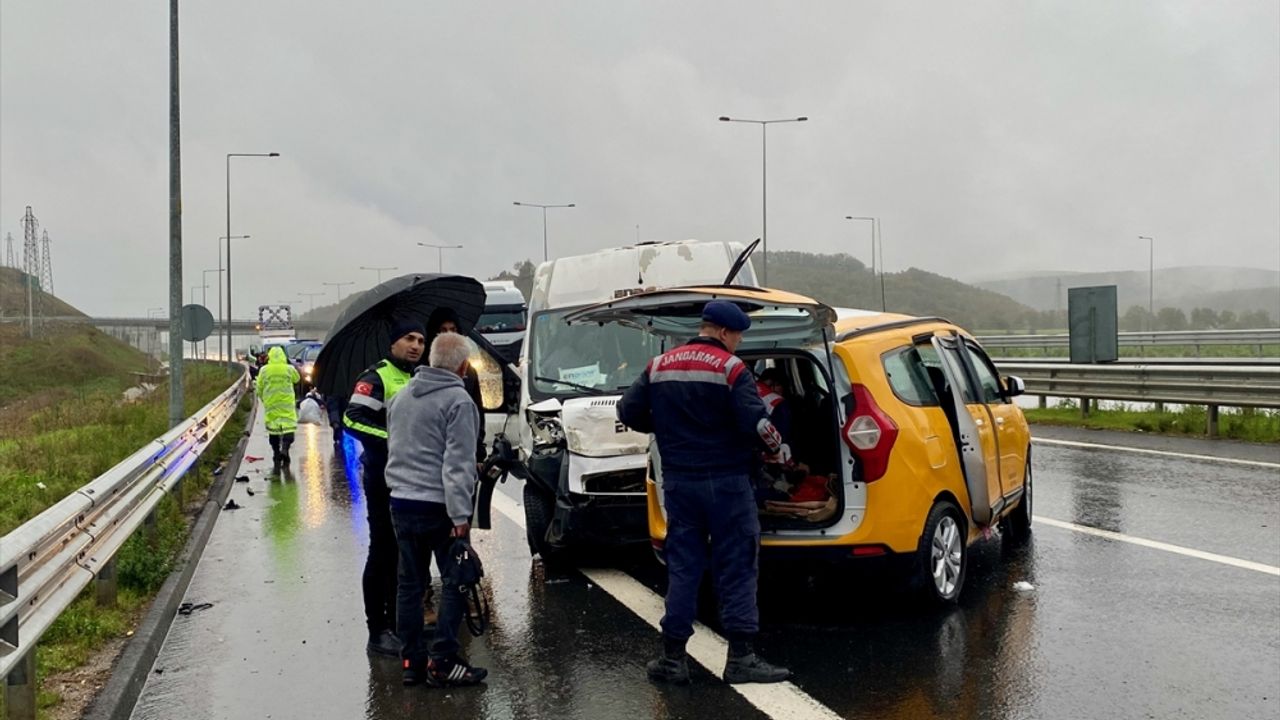 Kocaeli'deki trafik kazasında 13 kişi yaralandı