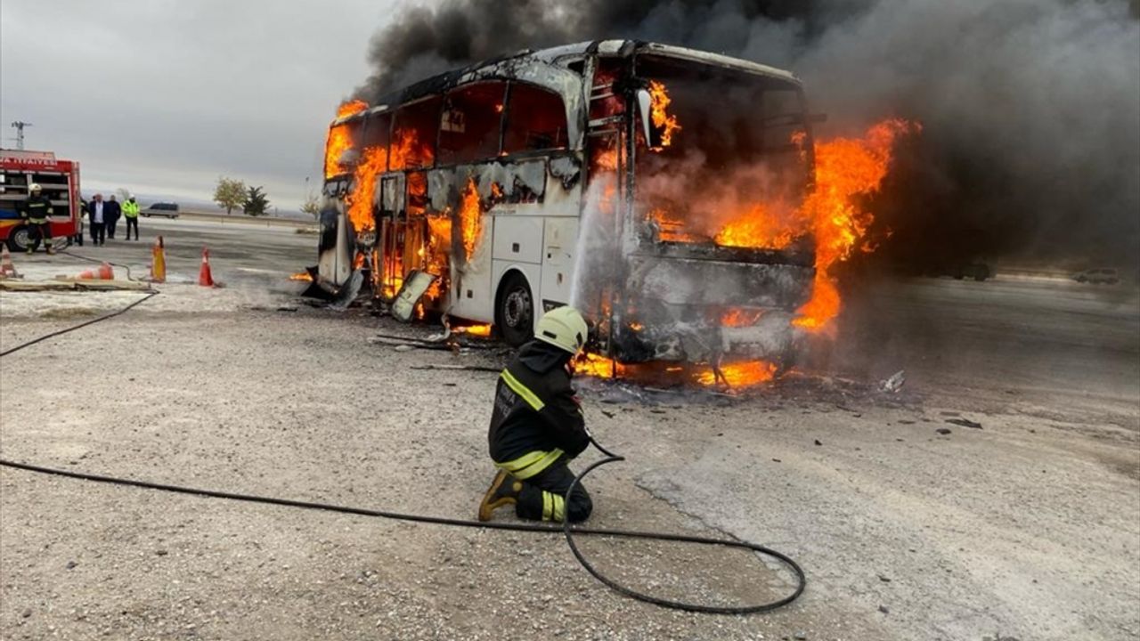 Konya'da yanan yolcu otobüsü kullanılamaz hale geldi