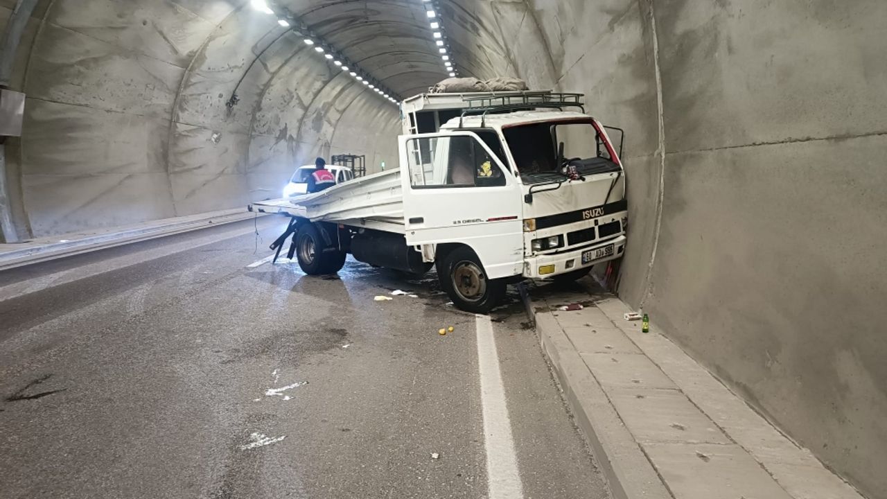 Malatya'da tanker ve kamyonetin çarpıştığı kazada iki kişi yaralandı