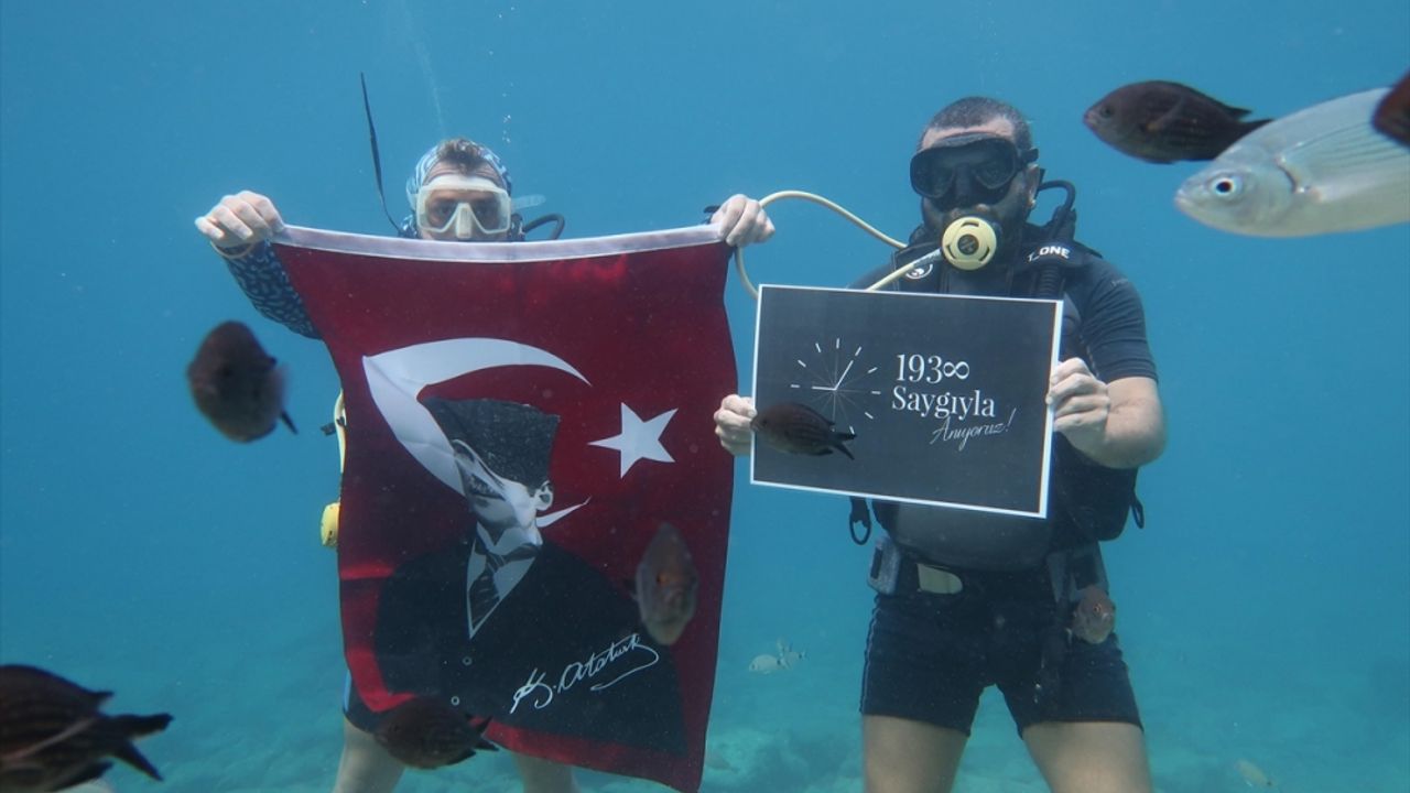 Muğla'da dalgıçlar Atatürk'ü deniz dibinde bayraklarla andı