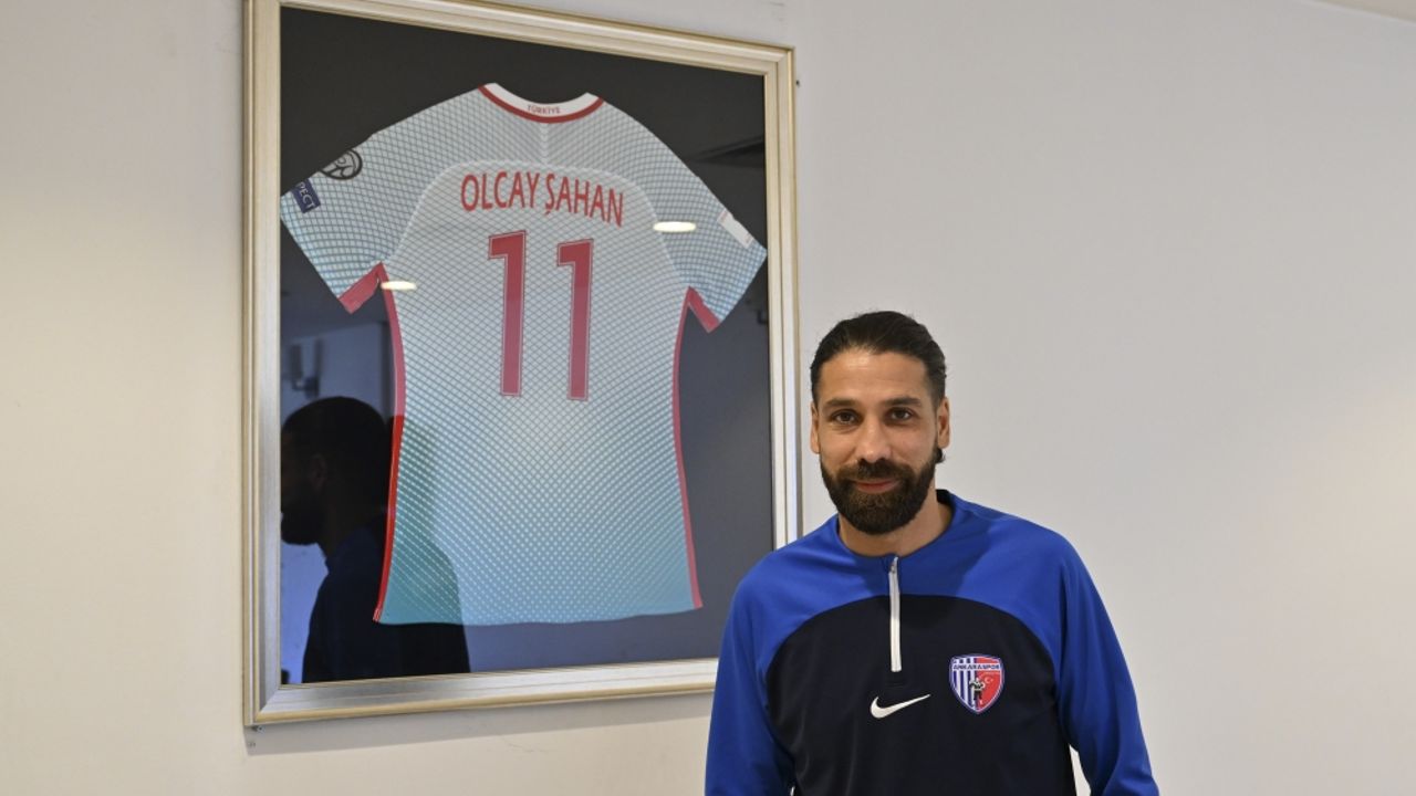 Olcay Şahan, Ankaraspor'da genç futbolculara tecrübelerini aktarıyor