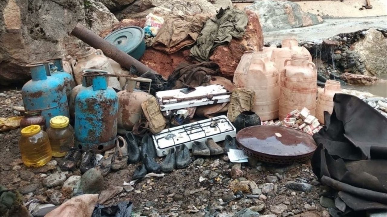 Tunceli'de teröristlere ait yaşam malzemesi ele geçirildi