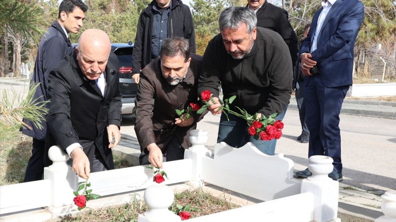 Van depreminde hayatını kaybeden gazeteci Sebahattin Yılmaz, mezarı başında anıldı