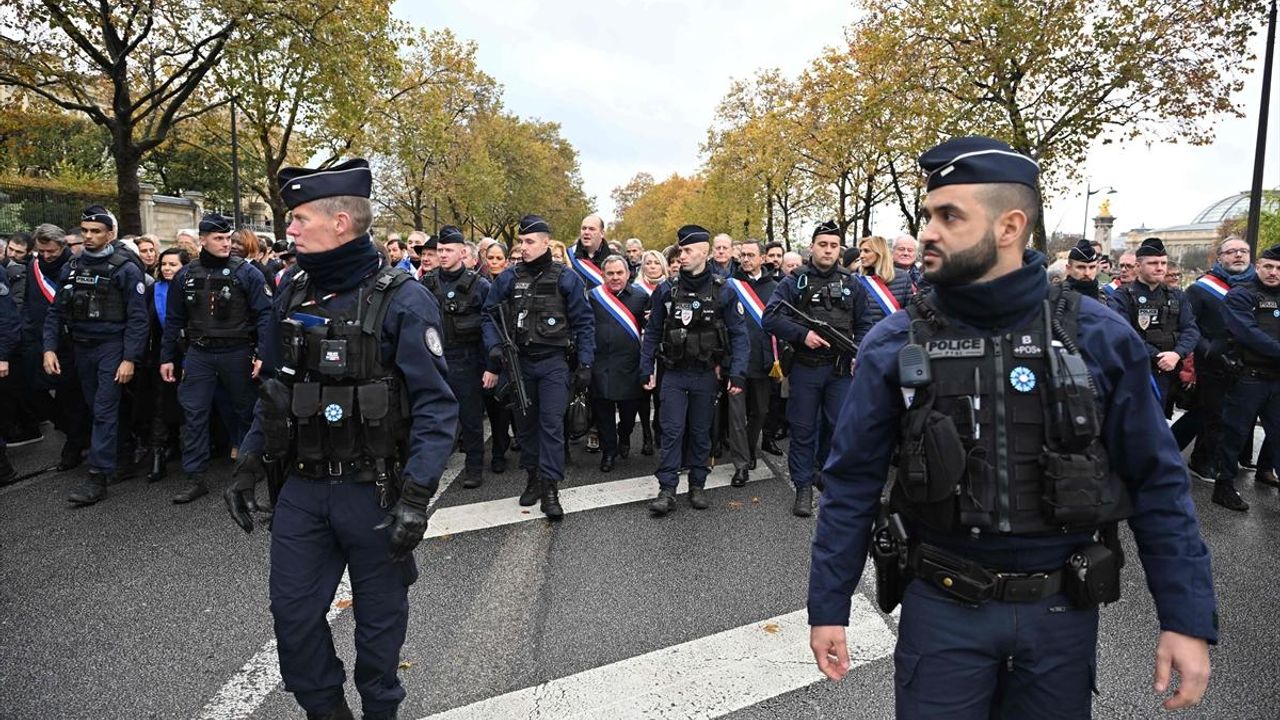 PARİS - Fransa'da İsrail yanlısı gösteriye ülkenin önde gelen siyasileri katıldı