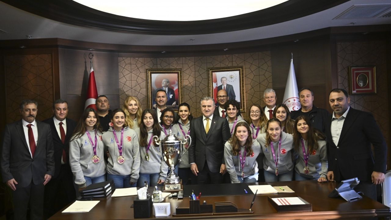 Bakan Bak, İzmir Büyükşehir Belediyespor Kadın Sutopu Takımı'nı kabul etti